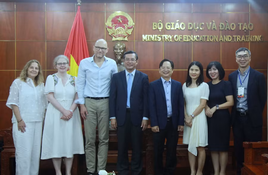 Các đại biểu chụp ảnh lưu niệm.