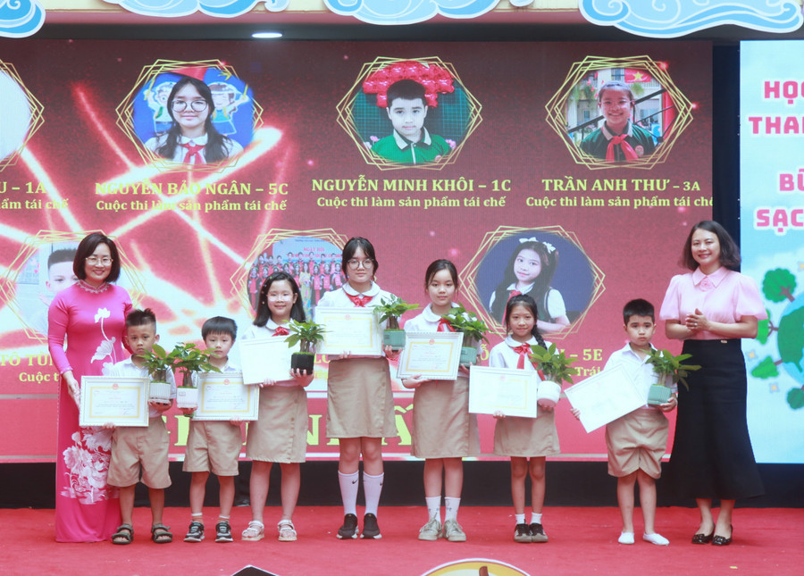 Ban Tổ chức trao giải Nhất cho các em học sinh đoạt giải cuộc thi làm sản phẩm tái chế. img-0539.jpg