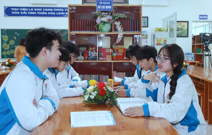 Học sinh Trường THPT chuyên Sơn Tây (Hà Nội) trong thư viện.