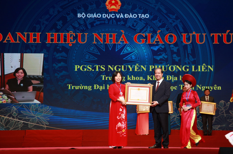 Bộ trưởng Bộ GD&ĐT Nguyễn Kim Sơn trao tặng danh hiệu Nhà giáo ưu tú cho PGS.TS Nguyễn Phương Liên