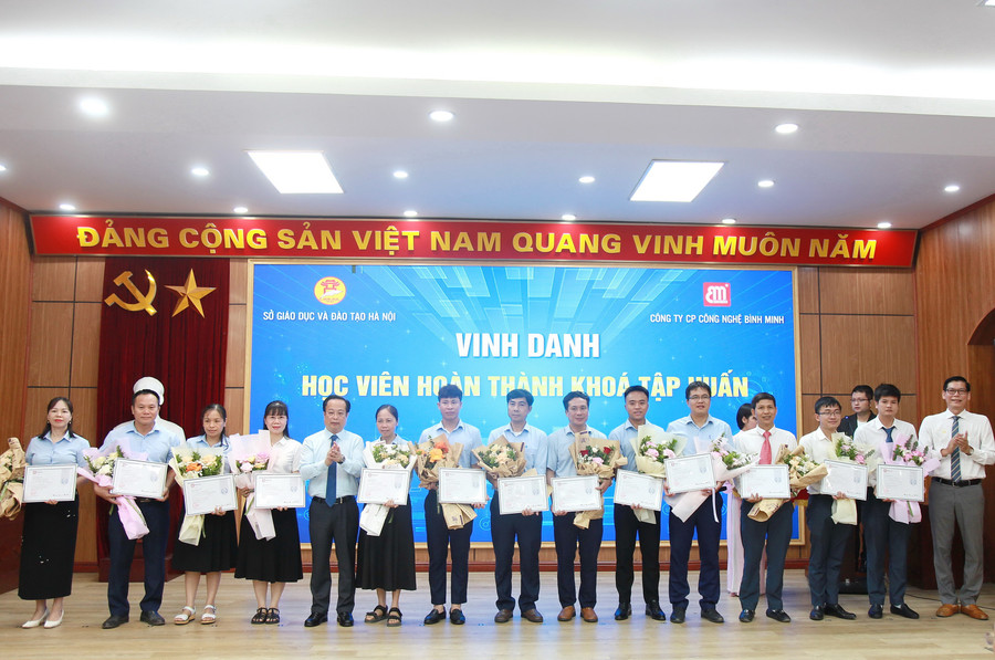 Lãnh đạo Sở GD&ĐT Hà Nội và Công ty CP Công nghệ Bình Minh tặng hoa chúc mừng các học viên.