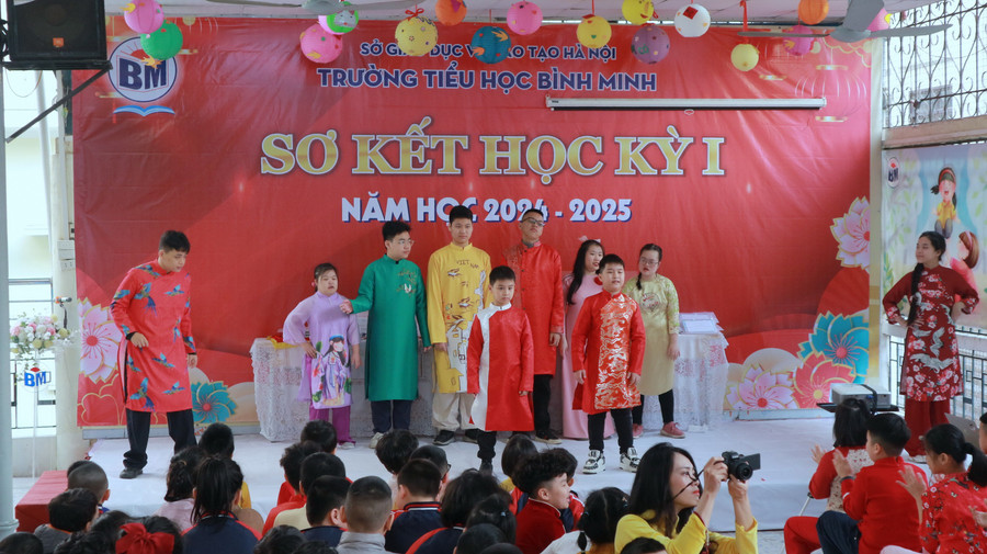 Chương trình sơ kết học kỳ 1 kết hợp đón Tết cổ truyền của cô trò Trường Tiểu học Bình Minh.