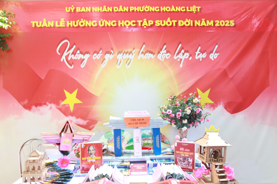 Tủ sách Bác Hồ được trưng bày tại lễ phát động. img-0122.jpg