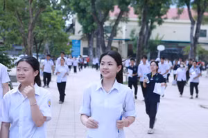 Thí sinh dự thi vào lớp 10 năm 2025 tại điểm thi Trường THPT Hoài Đức B (An Khánh, Hà Nội). Ảnh: Đình Tuệ.