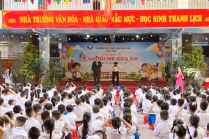 TS Nguyễn Văn Thanh chia sẻ cho học sinh nhiều góc nhìn ý nghĩa về tình mẫu tử, lòng biết ơn. 