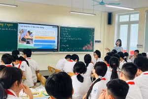 Cô trò Trường Tiểu học & THCS Nguyễn Du (Đại Mỗ, Hà Nội) ứng dụng công nghệ vào dạy học. Ảnh: Đình Tuệ. 