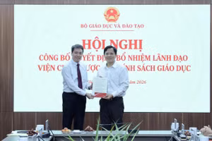 Thứ trưởng Phạm Quang Hưng (trái) trao quyết định bổ nhiệm cho GS.TS Lê Anh Vinh.