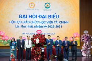Lãnh đạo Học viện Tài chính tặng hoa chúc mừng Đại hội. 
