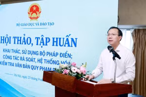 Thứ trưởng Bộ GD&ĐT Đoàn Trung Kiên phát biểu khai mạc tại chương trình. Ảnh: Đình Tuệ.