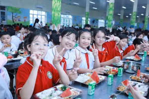 Chất lượng bữa ăn bán trú của học sinh luôn là ưu tiên hàng đầu của các nhà trường. Ảnh: ĐÌnh Tuệ.