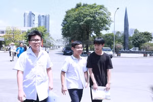 Thí sinh dự thi vào lớp 10 THPT chuyên Nguyễn Huệ năm 2026 tại Hà Nội. Ảnh: Đình Tuệ.