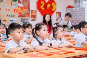 Học sinh Trường Tiểu học Yên Hòa, Hà Nội chào đón năm học mới 2026-2027. Ảnh: Đình Tuệ. 