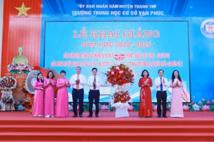 Lãnh đạo thành phố tặng hoa chúc mừng cho đại diện huyện Thanh Trì và Trường THCS Vạn Phúc.