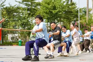 Cả học sinh và phụ huynh cùng tham gia thi đấu kéo co tại ngày hội. 