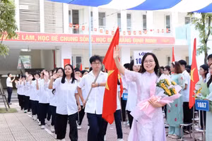 Cô trò lớp 10, Trường THPT Hoài Đức C (Hà Nội) chào đón năm học mới 2026-2027. 