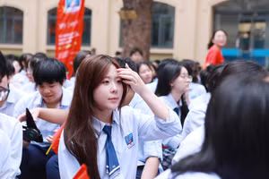 Nữ sinh Trường Nguyễn Siêu tại Ngày hội Sách và văn hóa đọc năm 2025. 