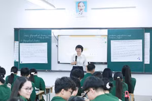 Giáo viên Trường THPT Hoàng Văn Thụ, Hà Nội dạy Địa lí bằng tiếng Anh. Ảnh: Đình Tuệ. 