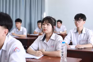Thí sinh tham dự Kỳ thi tốt nghiệp THPT năm 2025 tại điểm thi Trường THPT A Trần Hưng Đạo, phường Nam Định, tỉnh Ninh Bình. Ảnh: Đình Tuệ. 