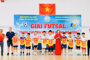 Ban tổ chức trao cờ luân lưu cho đại diện các đội bóng tham gia giải