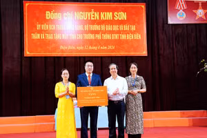 Bộ trưởng Bộ GD&ĐT Nguyễn Kim Sơn thăm và làm việc tại Trường PTDTNT tỉnh Điện Biên. Ảnh: NTCC. 