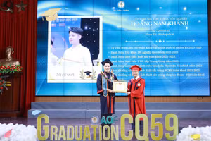 Hoàng Nam Khánh - thủ khoa xuất sắc khóa 59 được lãnh đạo Học viện Tài chính trao thưởng tại buổi lễ trao bằng tốt nghiệp năm 2025. Ảnh: Đình Tuệ.