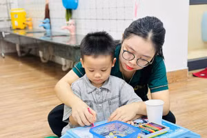Cô và trẻ tại Trường Mầm non Tuổi Thần Tiên (Thanh Hóa). Ảnh: NTCC.