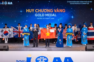 Thứ trưởng Thường trực Phạm Ngọc Thưởng và Phó Chủ tịch UBND TP Hà Nội Vũ Thu Hà trao Huy chương Vàng cho học sinh Việt Nam.
