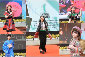 Các chàng trai, cô gái diện trên mình những bộ trang phục truyền thống của đồng bào các dân tộc Việt Nam.