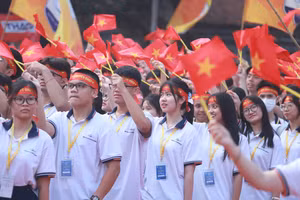Sắc đỏ tràn ngập khuôn viên Văn Miếu Quốc Tử Giám để cổ vũ cho nhà leo núi Nguyên Phú.