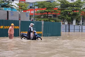Ngày 17/9, nhiều tuyến đường tại Hà Nội bị ngập sâu do mưa lớn kéo dài. Ảnh: Đình Tuệ.