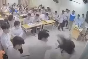 Hình ảnh được camera ghi lại cảnh nam sinh hành hung cô giáo ngay trên lớp. Ảnh cắt từ clip.