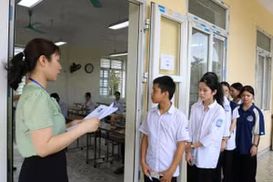 Thí sinh thi vào lớp 10 tại điểm thi Trường THPT Hoàng Văn Thụ, huyện Vụ Bản, tỉnh Nam Định. 