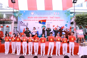 Hình ảnh Chủ tịch Hồ Chí Minh và lá cờ của Mặt trận Dân tộc giải phóng Miền Nam Việt Nam tung bay trong thời khắc chiến thắng 30/4/1975. 