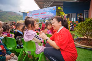 Niềm vui của trẻ khi được học ở ngôi trường mới khang trang, hiện đại.