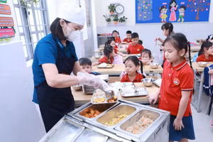 Giờ chia suất ăn bán trú tại Trường Tiểu học Tân Hội, xã Ô Diên, Hà Nội. Ảnh: Đình Tuệ.