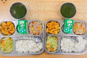 Suất cơm bán trú đầy đặn của học sinh Trường Tiểu học La Phù, xã An Khánh, Hà Nội. 