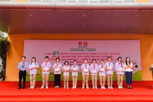 Các em Đội viên nhận Giấy chứng nhận "Cháu ngoan Bác Hồ - Chủ nhân Thăng Long". 