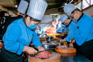Học viên Trường Trung cấp Việt Giao thực hành kỹ thuật chế biến món ăn. Ảnh: NTCC.