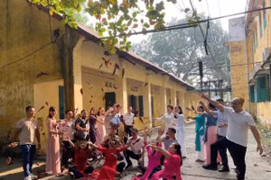 Cựu học sinh niên khóa 1996-1999 trở về mái trường xưa sau 25 năm. 