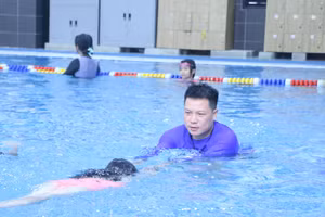 Thầy Hà Trung Nghĩa dạy bơi cho học sinh tại Trường THCS Nguyễn Trường Tộ, Hà Nội. 