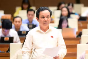 ĐBQH Hoàng Văn Cường chất vấn Bộ trưởng Tài chính sáng 19/6. (Ảnh: Cổng TTĐT Quốc hội).