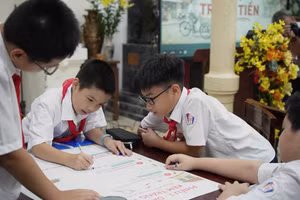 Học sinh tích cực tham gia hoạt động trải nghiệm tìm hiểu về Kem Tràng Tiền.