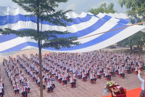 Học sinh Hà Nội trong giờ Sinh hoạt dưới cờ. Ảnh: Đình Tuệ.
