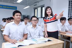 Cô Phạm Mai Hương và các em Đặng Thái Sơn, Trần Dương Lâm trong giờ Hóa học. Ảnh: Đình Tuệ.