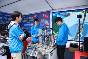 Một trong các mô hình về tự động hóa của Trường Cao đẳng Cơ điện Hà Nội được trưng bày tại Ngày hội tư vấn tuyển sinh năm 2025. 