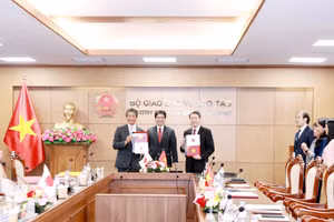 Thứ trưởng Phạm Quang Hưng (phải) và ngài Ito Naoki (trái) - Đại sứ Nhật Bản tại Việt Nam trao Công hàm về Học bổng Phát triển nguồn nhân lực Việt Nam – Nhật Bản. 