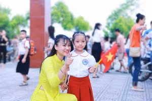 Cô giáo Vân Anh - giáo viên Trường Tiểu học Yên Nghĩa (Hà Đông, Hà Nội) tận tình chào đón học sinh vào lớp 1 năm học 2024-2025. Ảnh: Đình Tuệ.