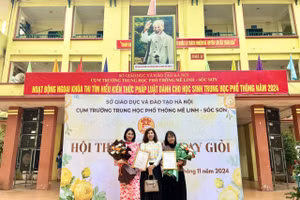 Lãnh đạo Trường THPT Lam Hồng chúc mừng thành tích của cô Nguyễn Thị Thu Hoài (bìa trái) đạt giải Nhất môn Toán và cô Nguyễn Thị Thu Hà (bìa phải) đạt giải Nhì môn Tiếng Anh.