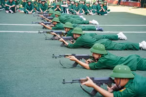 Học sinh tại Hà Nội trong giờ thực hành môn Giáo dục Quốc phòng và An ninh. Ảnh: Đình Tuệ.