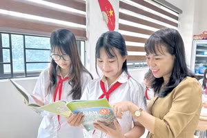 Cô trò lớp 9, Trường THCS Tây Mỗ (phường Tây Mỗ, Hà Nội) trong giờ Toán. Ảnh: Đình Tuệ.